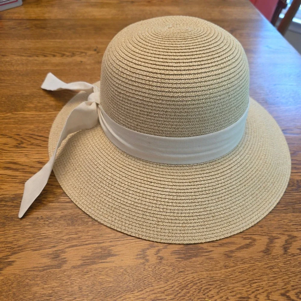 Furtalk Womens M/L Woven Straw Wide Brim Sun Hat White Ribbon Adjustable Strap